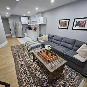 Basement In Luxury Beach House Appartement Toronto