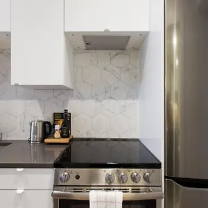Blue Tropics In Little Italy With Kitchen By Den Montréal